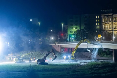 In the early hours of the morning, a section of the Carola Bridge collapsed for unknown reasons.