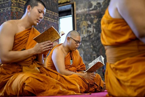 Buddhist monks at prayer, Wat Pho, Temple of the Reclining Buddha, Bangkok, Thailand, Asia
