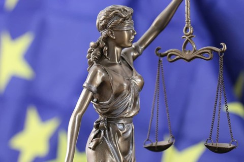 Symbolic image: Justitia in front of a European flag