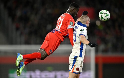 Header duel duel action Sirlod Conteh 1. FC Heidenheim 1846 FCH (31) against Mykhailo Mudryk
