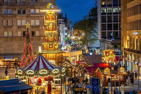 Pre-Christmas season, Christmas market in the city centre of Essen, Willy-Brandt-Platz, pedestrian