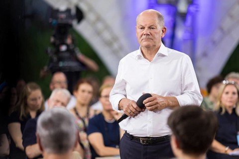 Olaf Scholz (Chancellor of the Federal Republic of Germany, SPD) surrounded by guests at the