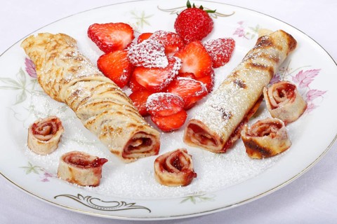 Swabian cuisine, filled pancakes, Flädle with strawberry jam and icing sugar, Gsälz, fresh