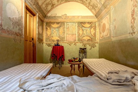 Dining room with couches of an officer, frescoes, frescoes in the Echzell Triclinium, Roman fort