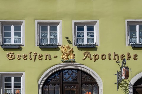 Lettering and griffin figure above the entrance of the Greifen Apotheke, since 1694, Marktpl. 10,
