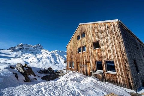 Keschhütte and mountain peak Piz Kesch with snow, view at the Keschhütte in winter, Bündner Haute