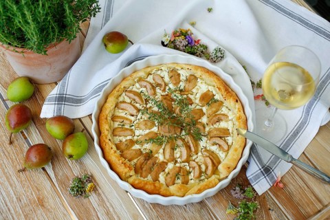 Tart with Gaishirtle and sheep's cheese, Stuttgarter Gaishirtle, pear variety, fruit, table