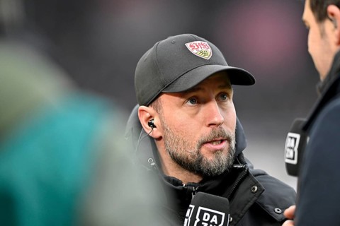 Coach Sebastian Hoeneß VfB Stuttgart in an interview Microphone Logo DAZN with reporter Tobi