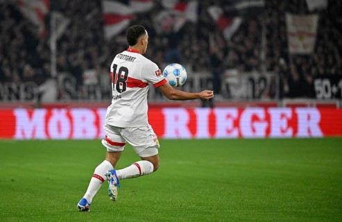 Jamie Leweling VfB Stuttgart (18) Action on the ball perimeter advertising Möbel Rieger MHPArena,
