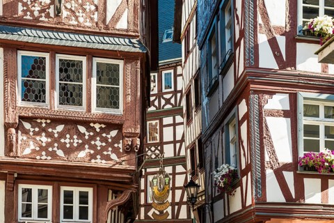 Market square with medieval half-timbered houses, Bernkastel-Kues, Moselle, Rhineland-Palatinate,