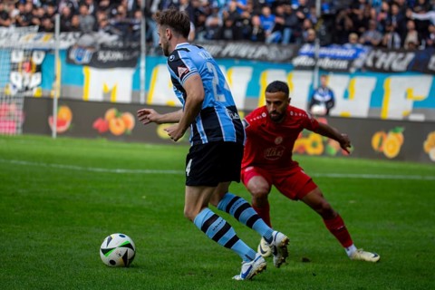 Football 3rd division, season 2024/25, matchday 8: Waldhof Mannheim vs Rot-Weiß Essen. On the ball: