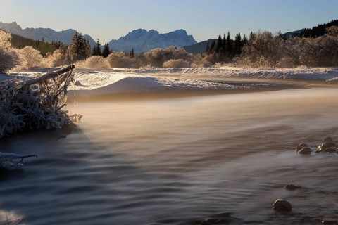 Wild river, riverbed, winter, snow, hoarfrost, backlight, fog, long exposure, Isar, view of