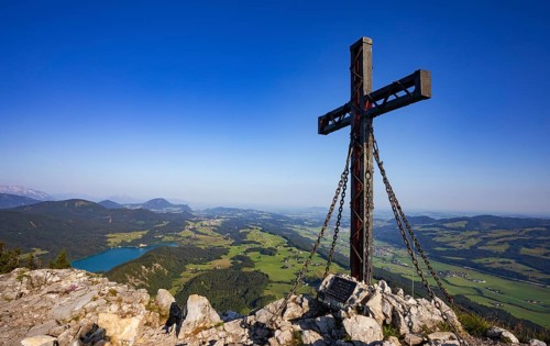 Summit cross on the Schober with a view of Lake Fuschl, Osterhorn group, Salzkammergut, Salzburg