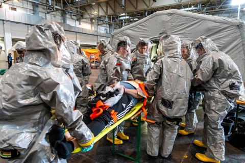 Decontamination of injured persons after an assumed accident involving hazardous substances, fire