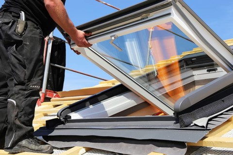 Installation and assembly of new roof windows as part of a roof covering