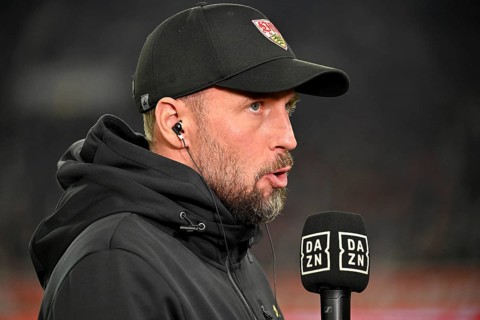 Coach Sebastian Hoeneß VfB Stuttgart Portrait, in interview Microphone Microphone Logo DAZN,