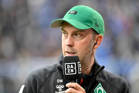 Coach Ole Werner SV Werder Bremen SVW in an interview Microphone Microphone Logo DAZN PreZero