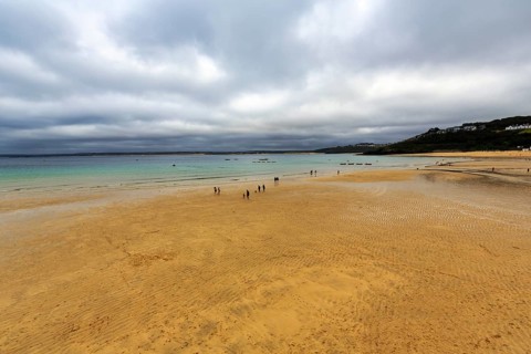 Walkers on the beach at low tide, cloud cover, St. Ives, England, Great Britain