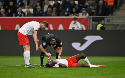 Omar Haktap Traore 1. FC Heidenheim 1846 FCH (23) injured Injury on the ground Patrick Mainka 1. FC