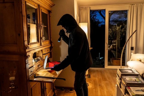 Symbolic image of a burglary, perpetrator has broken into a flat from the garden side and is