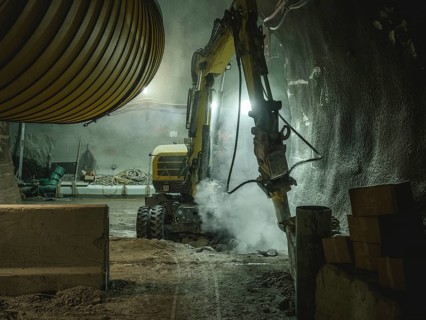 Construction work on a cross-passage in a tunnel section in construction lot H53, Brenner Base
