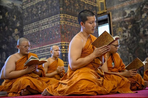 Buddhist monks at prayer, Wat Pho, Temple of the Reclining Buddha, Bangkok, Thailand, Asia