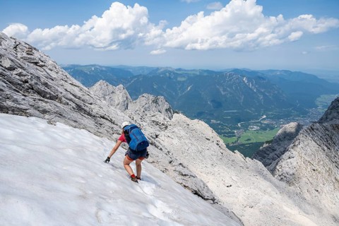 Mountaineer on the Jubiläumsgrat between Zugspitze and Alpspitze, high mountains, Wetterstein