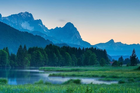 Dusk at Geroldsee, fog rising, in the background the peaks of Hochblassen, Zugspitze and