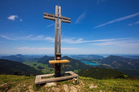 Summit cross on the Faistenauer Schafberg with a view of Lake Fuschl, Osterhorn group,