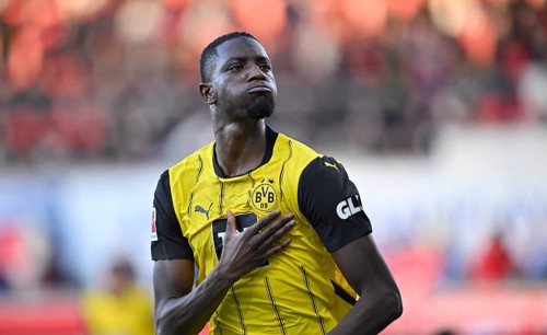 Goal celebration Serhou Guirassy Borussia Dortmund BVB (09) gesture hand on chest, coat of arms,
