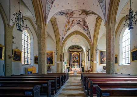 Gothic parish church of St Vitus in Kufstein with the altar by the sculptor Josef Stumpf, interior,
