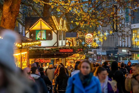 Pre-Christmas season, people, shoppers, visitors to the Christmas market in Essen city centre,