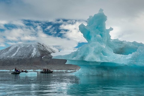 Dinghy with tourists, iceberg, near glacier edge of Monacobreen, Liefdefjord, Woodfjord area,
