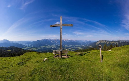 Summit cross on the Taborberg with a view of the Lammertal and Tennengebirge mountains, Osterhorn