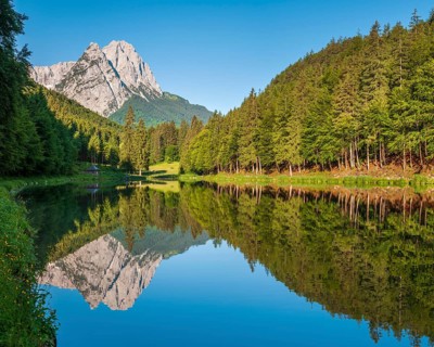 In the morning at Lake Riessersee near Garmisch-Partenkirchen in front of the Waxensteinen, Upper