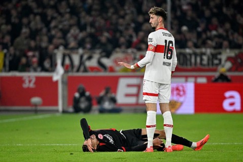 Atakan Karazor VfB Stuttgart (16) with Hugo Ekitike Eintracht Frankfurt SGE (11) injured Injury