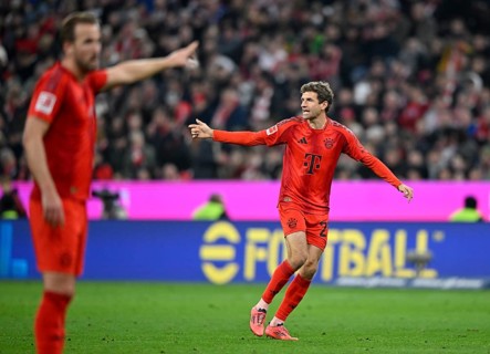 Harry Kane FC Bayern München FCB (09) Thomas Müller FC Bayern München FCB (25) Gesture Gesture