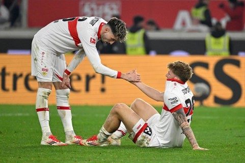 Disappointment for Finn Jeltsch VfB Stuttgart (29) Atakan Karazor VfB Stuttgart (16) Gesture