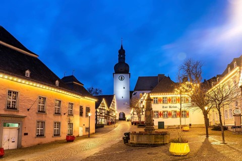 Old market with Maximilian fountain, Haus zur Krim and bell tower, Arnsberg, Hochsauerlandkreis,
