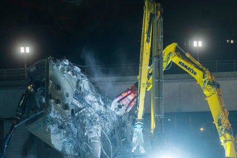 Due to an as yet unknown cause, a section of the Carola Bridge collapsed in the early hours of the