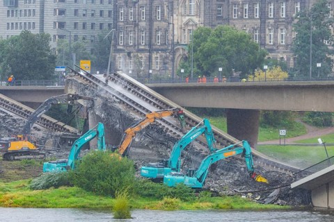 In the early hours of the morning, a section of the Carola Bridge collapsed for unknown reasons.