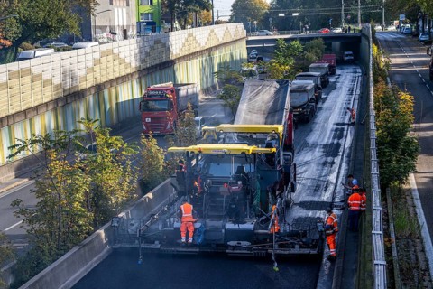 New whisper asphalt surface for the A40 motorway, in the city of Essen, direction Dortmund, 95, 000