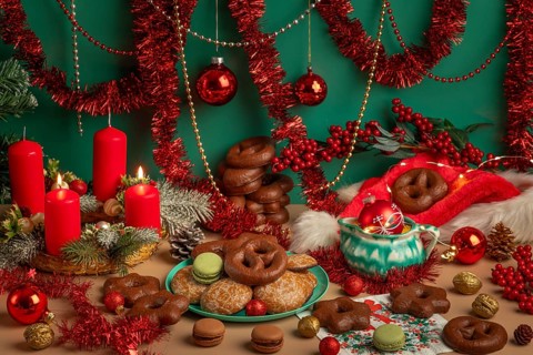 Lavishly decorated table with Christmas decorations, Advent wreath with two lit candles and