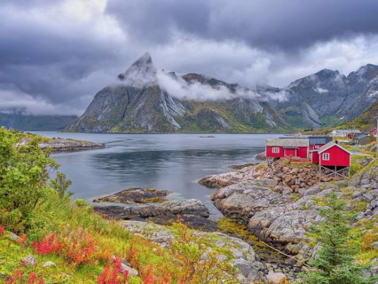 Rorbuer in Hamnoy, Mount Olstinden, Moskenesoya, Lofoten, Norway, Europe