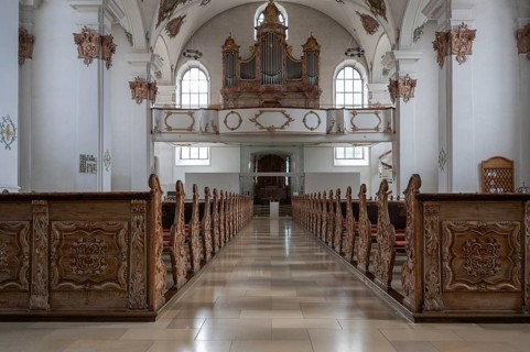Pews and organ loft in Heilig Kreuz Minster built around 1400, Rottweil, Baden-Württemberg,