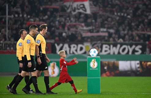 Cup match, ball boy Ballkind takes Adidas Derbystar match ball from the podium, referee Referee