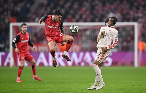 Tackle, action Exequiel Palacios Bayer 04 Leverkusen (25) v Michael Olise FC Bayern Muenchen FCB