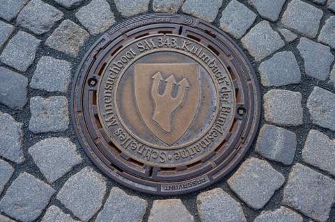 Municipal manhole cover with symbol of the navy, Kulmbach, Upper Franconia, Bavaria, Germany,