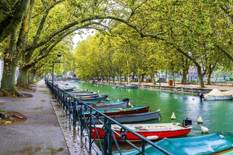 Boats at waterfront of city of Annecy, Departement Haute-Savoie, region Auvergne-Rhône-Alpes,