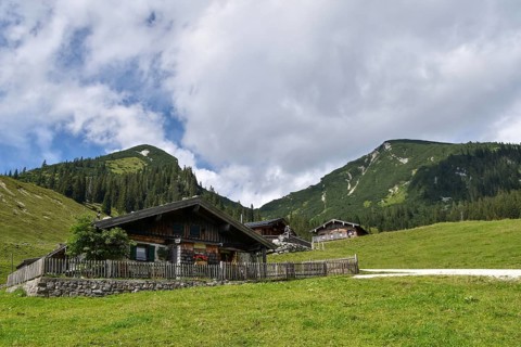 The rustic alpine huts on the Hochalm, with Reifelberg on the left and Sonntagshorn on the right,